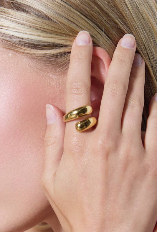 Bague ouverte sculptée dorée portée à la main