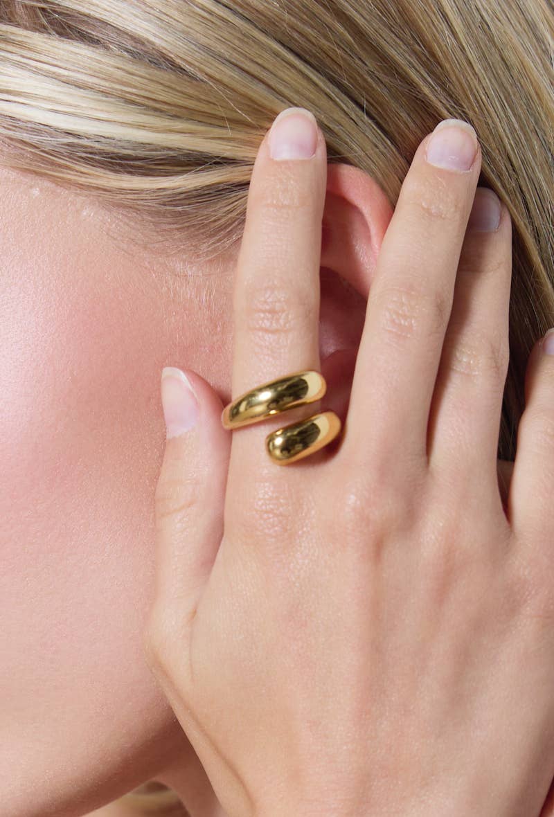 Bague ouverte sculptée dorée portée à la main
